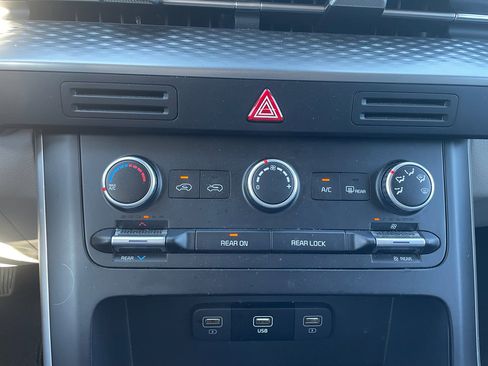 Used 2024 Kia Carnival LX image 16