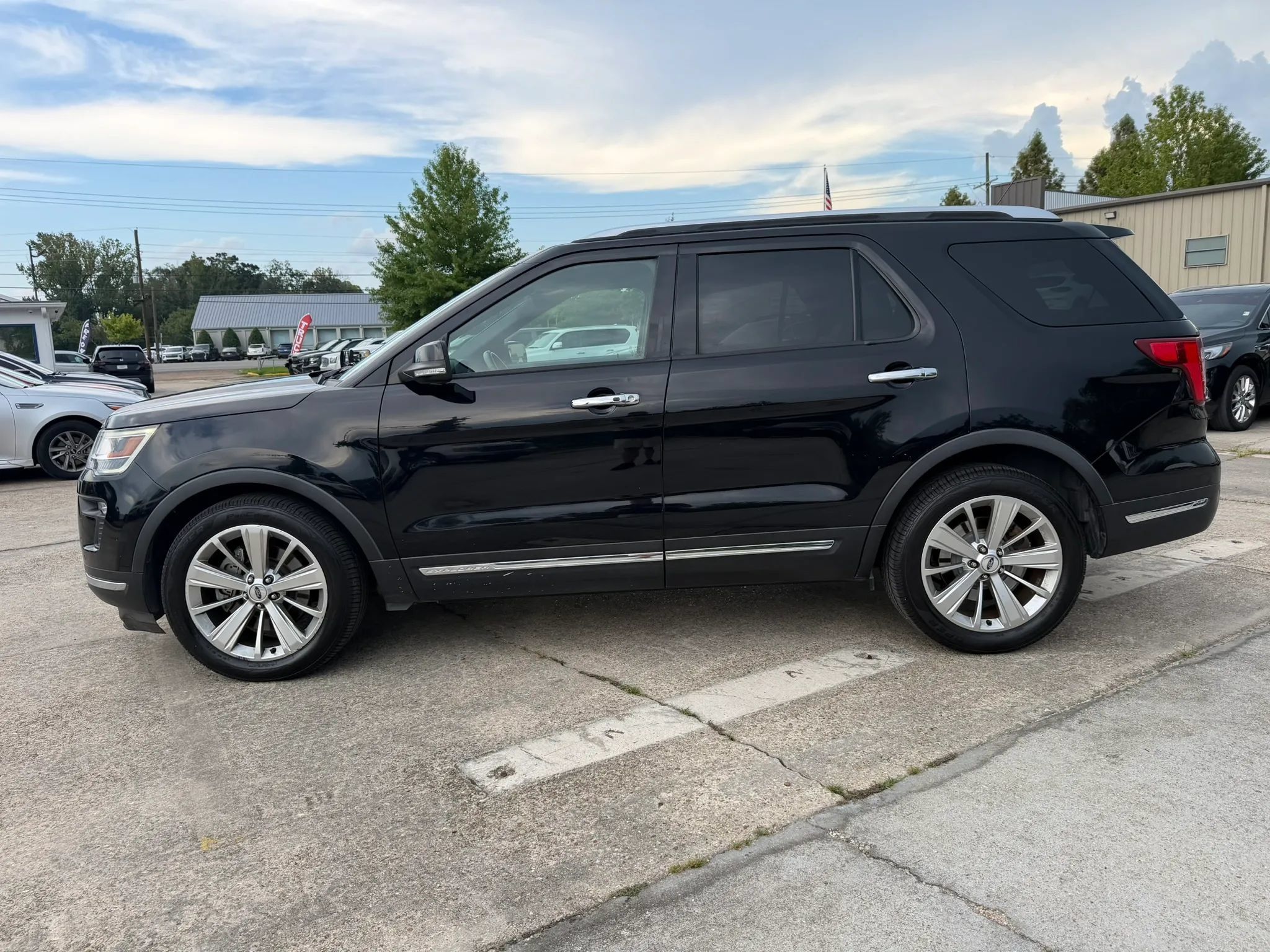 Used 2019 Ford Explorer Limited w/ Class III Trailer Tow Package FWD image 2