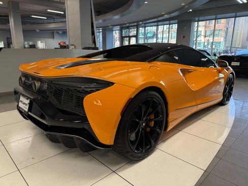 Used 2023 McLaren Artura image 6