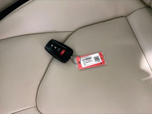 Used 2021 Toyota Highlander XLE AWD/4WD image 31