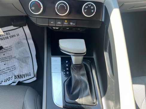 Used 2021 Hyundai Elantra SE FWD image 15