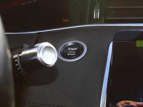 Used 2020 Land Rover Range Rover Evoque SE image 21