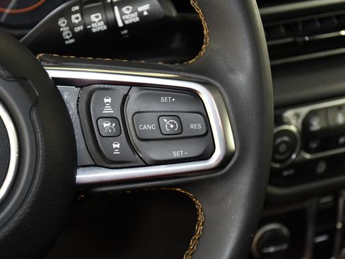 Used 2025 Jeep Wrangler Unlimited Sahara AWD/4WD image 15