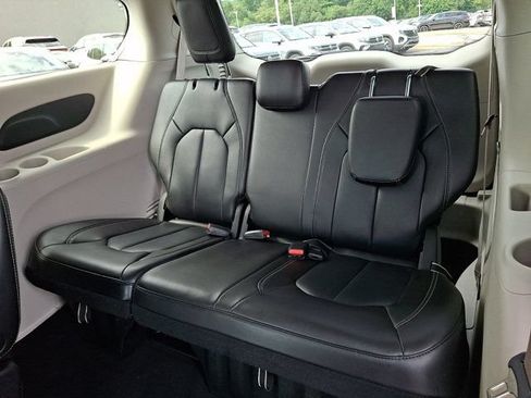 Certified 2023 Chrysler Pacifica Touring-L FWD image 14