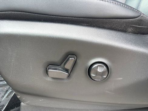Used 2024 Chrysler Pacifica Touring-L FWD image 11