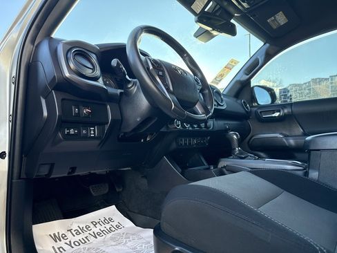 Used 2022 Toyota Tacoma TRD Off-Road image 12