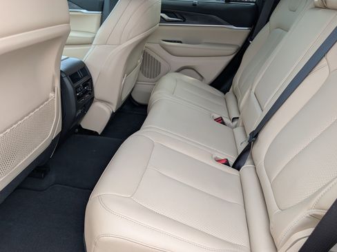 Used 2025 Jeep Grand Cherokee Limited w/ Luxury Tech Group II AWD/4WD image 15