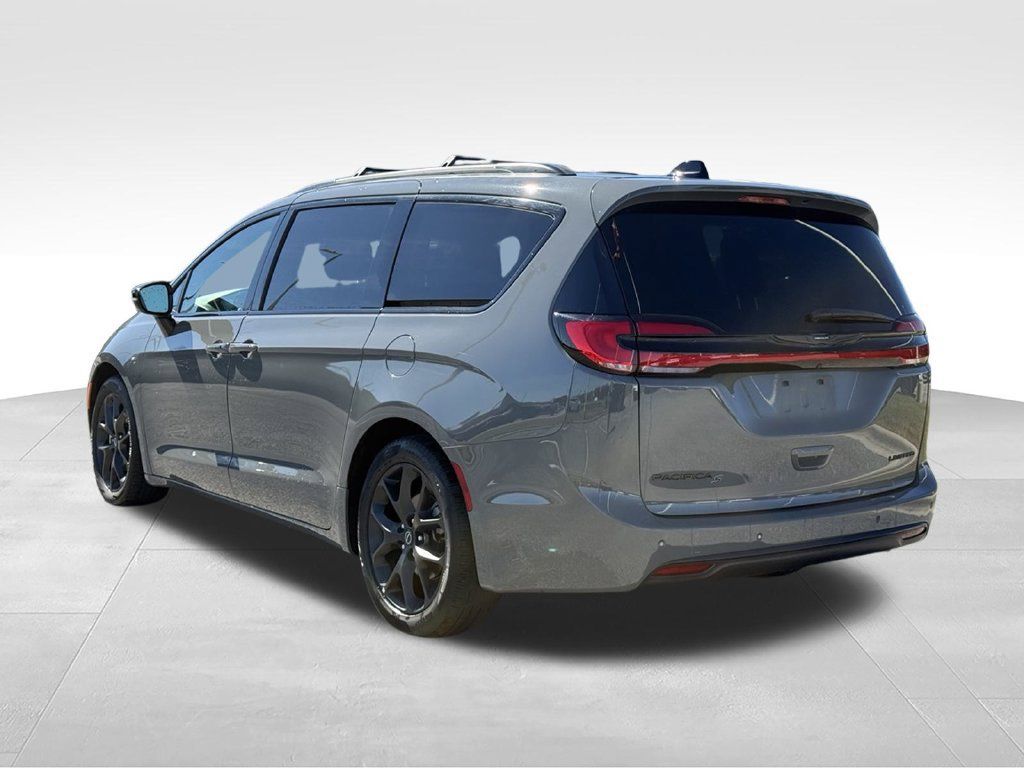 Used 2025 Chrysler Pacifica Limited FWD image 3