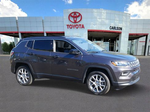 Used 2022 Jeep Compass Latitude image 2