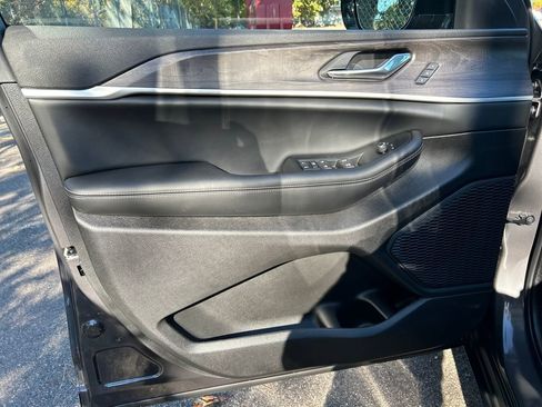 New 2025 Jeep Grand Cherokee L Limited w/ Luxury Tech Group II image 12