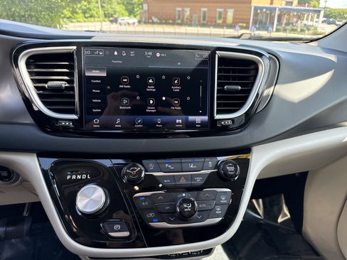 Used 2024 Chrysler Pacifica Touring-L FWD image 24