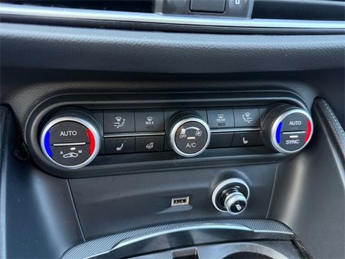 Used 2022 Alfa Romeo Stelvio Veloce image 21