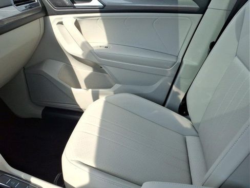 Certified 2024 Volkswagen Tiguan SE AWD/4WD image 17
