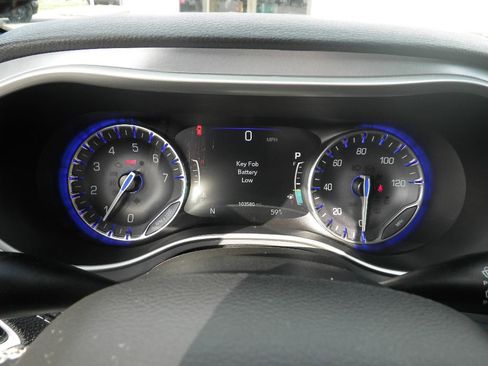 Used 2022 Chrysler Pacifica Touring image 18