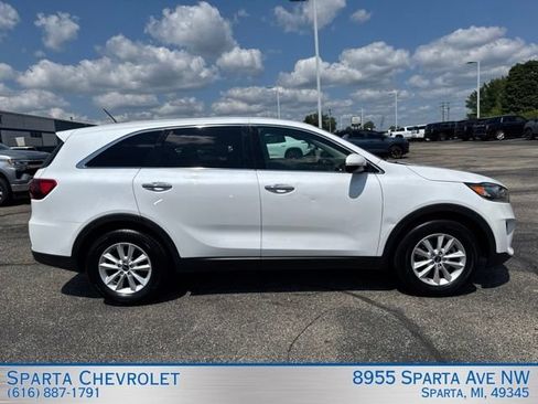 Used 2020 Kia Sorento LX FWD image 2