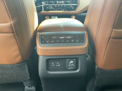 Used 2024 Nissan Pathfinder Platinum FWD image 15