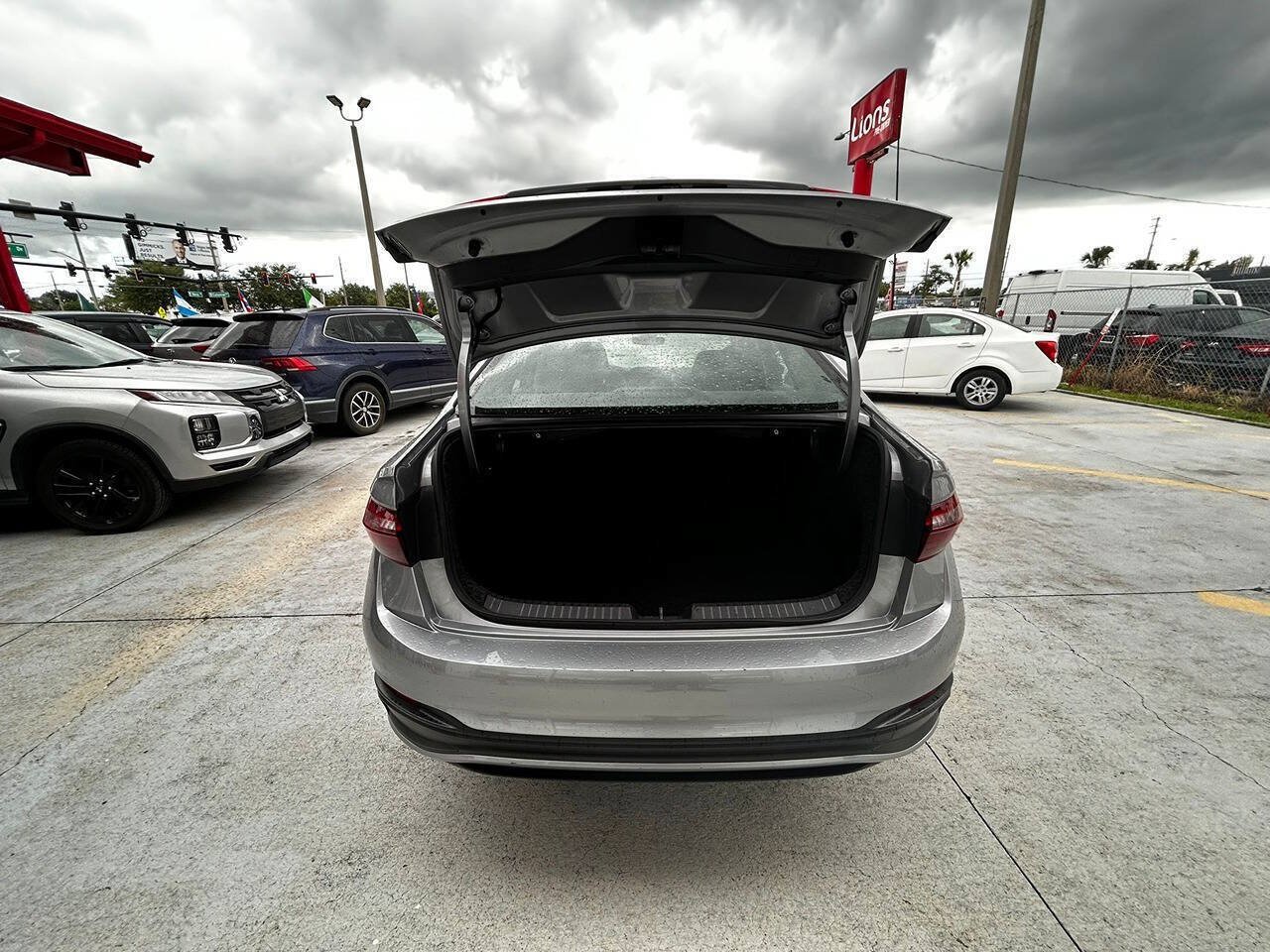 Used 2021 Volkswagen Tiguan SEL AWD/4WD image 2