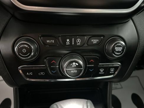 Used 2021 Jeep Cherokee Latitude Lux w/ Comfort/Convenience Group AWD/4WD image 19