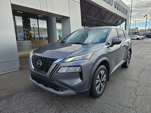 Used 2021 Nissan Rogue SV image 2