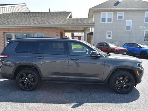 Used 2023 Jeep Grand Cherokee L Laredo image 2