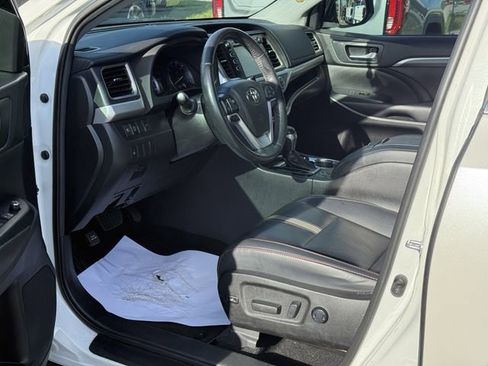 Used 2019 Toyota Highlander SE AWD/4WD image 13