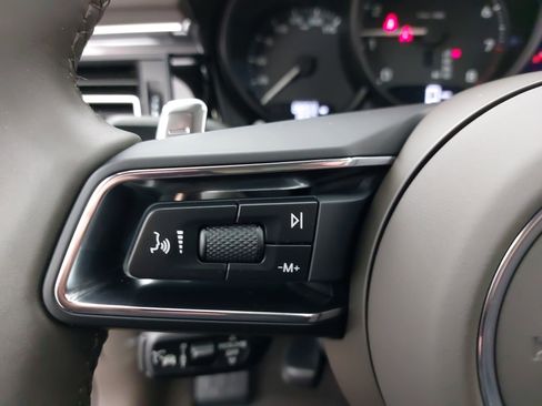 Used 2025 Porsche Macan image 19