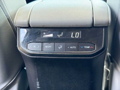 Used 2021 Toyota Highlander XLE AWD/4WD image 32