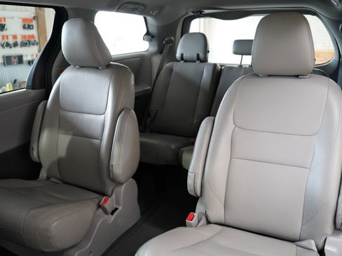 Used 2020 Toyota Sienna L image 34