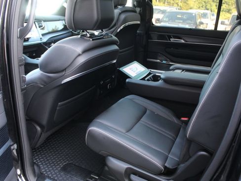 Used 2022 Jeep Grand Wagoneer Series II AWD/4WD image 12