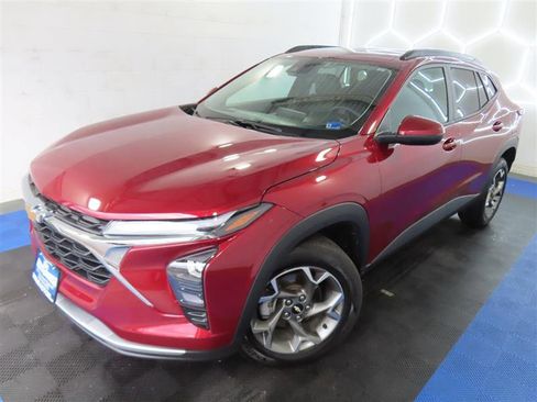 Used 2025 Chevrolet Trax LT w/ LT Convenience Package FWD image 4