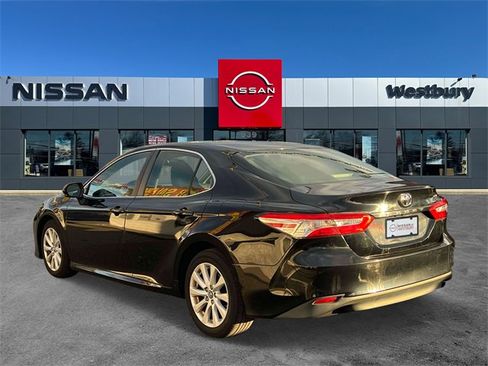 Used 2018 Toyota Camry LE image 7