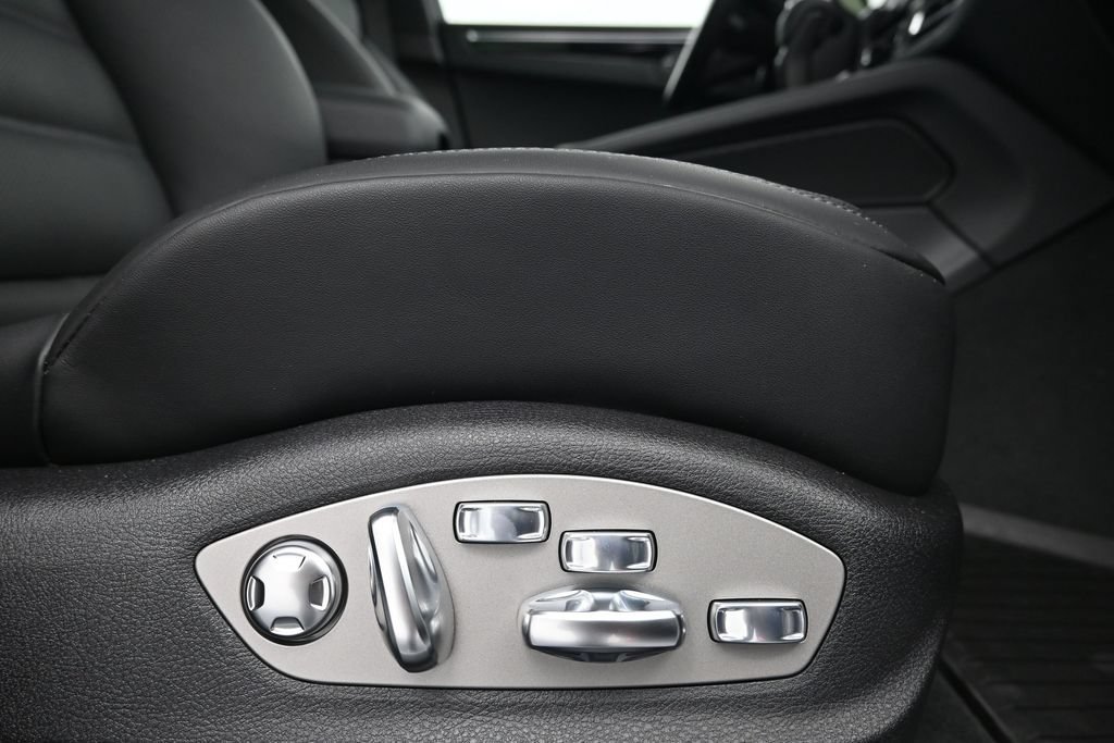 Certified 2026 Porsche Macan AWD/4WD image 15