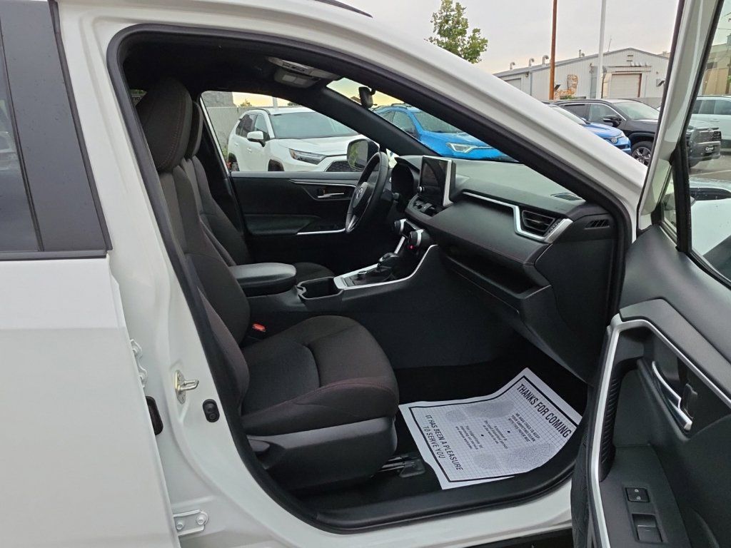 Used 2025 Toyota RAV4 SE AWD/4WD image 12