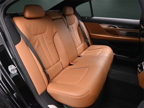 Used 2020 BMW 750i xDrive 750i xDrive w/ M Sport Package image 18