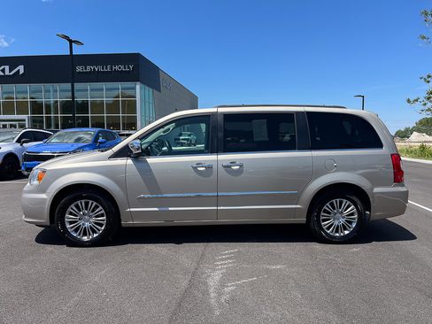 Used 2013 Chrysler Town & Country Touring-L w/ Driver Convenience Group FWD image 2
