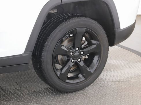 Used 2023 Jeep Grand Cherokee Altitude image 14