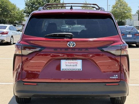Used 2024 Toyota Sienna LE w/ LE Plus Package FWD image 5