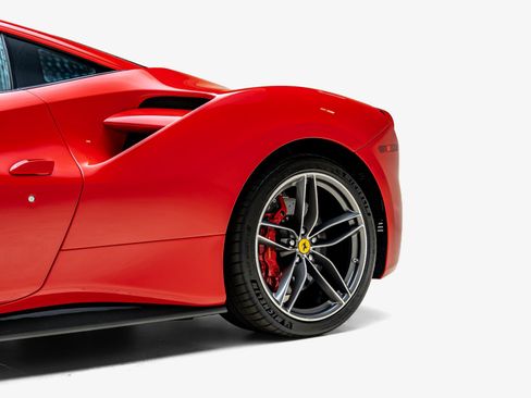 Used 2018 Ferrari 488 GTB RWD image 14