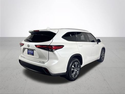 Used 2022 Toyota Highlander XLE AWD/4WD image 6