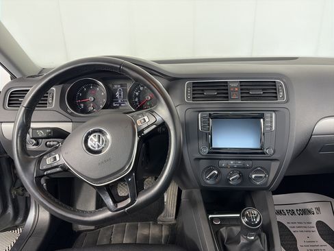 Used 2017 Volkswagen Jetta SE FWD image 3