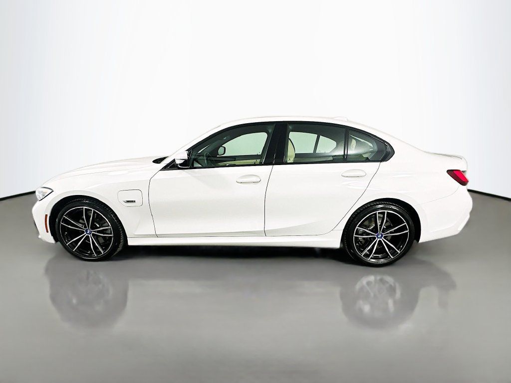 Used 2022 BMW 330e w/ M Sport Package RWD image 8