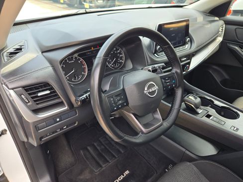 Certified 2025 Nissan Rogue SV FWD image 10