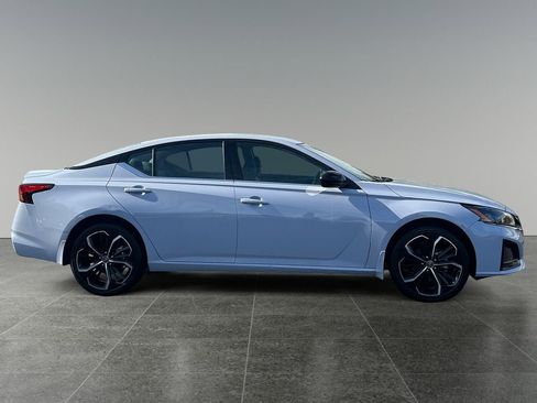 Used 2025 Nissan Altima 2.5 SR w/ SR Premium Package image 8