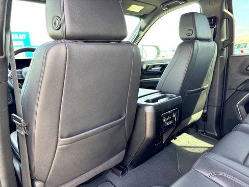 Used 2025 Chevrolet Suburban Z71 image 19