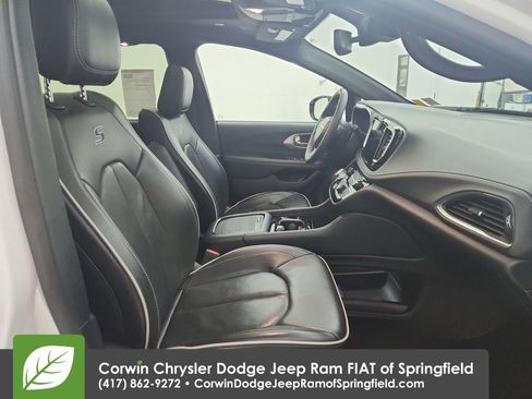 Used 2025 Chrysler Pacifica Limited FWD image 35