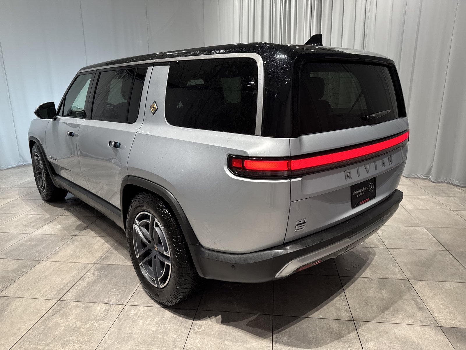 Used 2025 Rivian R1S Adventure Dual AWD/4WD image 7