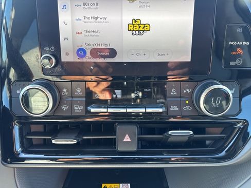 Used 2023 Toyota Highlander XLE image 19