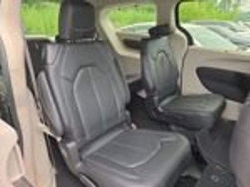 Used 2022 Chrysler Pacifica Touring-L FWD image 12