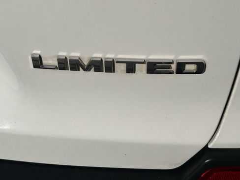 Used 2021 Jeep Cherokee Limited image 17