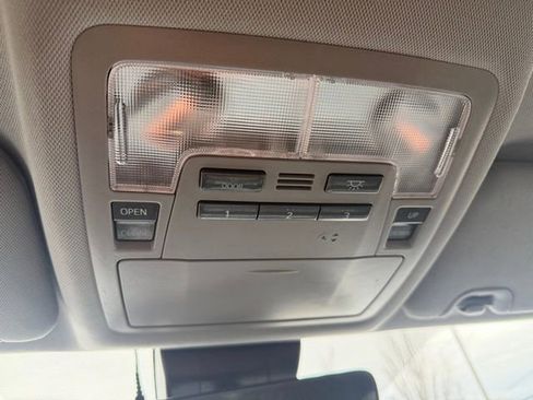 Used 2019 Toyota Highlander XLE image 18